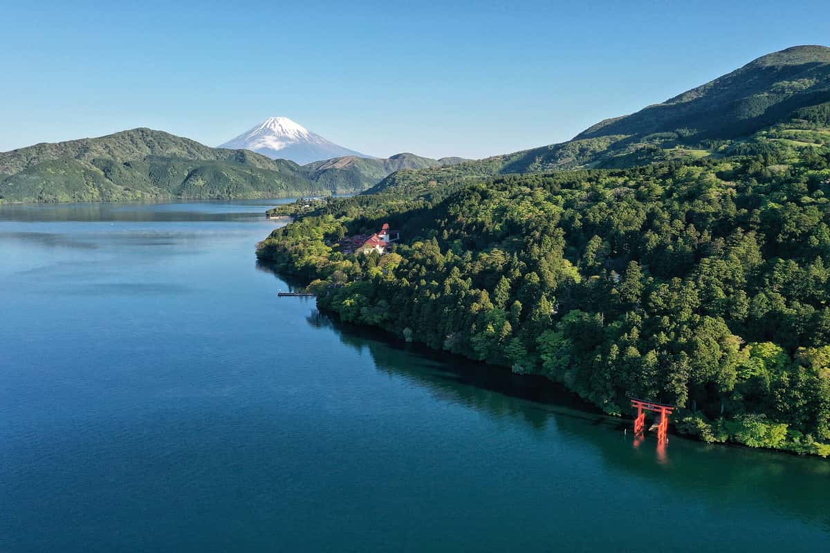 Ashinoko mit Fuji und dem Torii des Hakone-Schreins