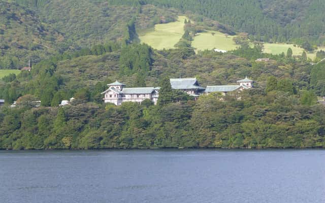 Ryuguden am Ufer des Ashinoko, vom See aus gesehen