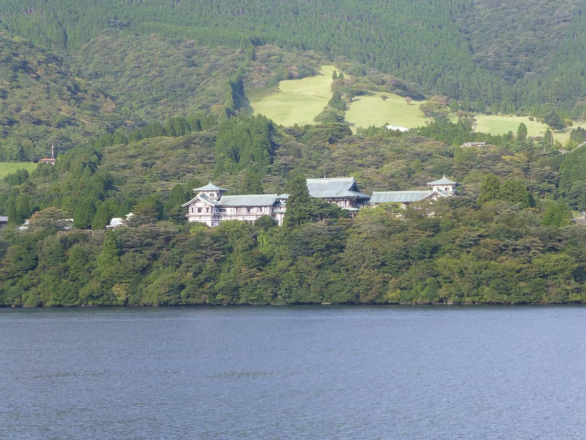 Ryuguden am Ufer des Ashinoko, vom See aus gesehen