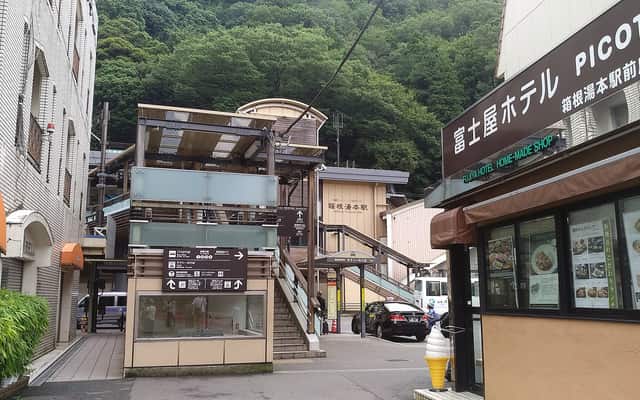 Symbolbild: Straße am Bahnhof Hakone-Yumoto