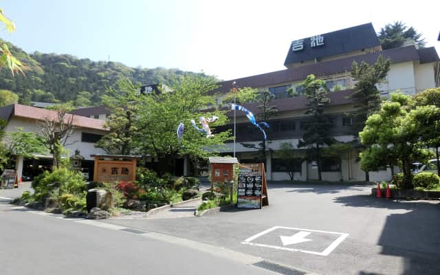 Einfahrt und Haupthaus des Yoshiike Ryokan in Hakone-Yumoto