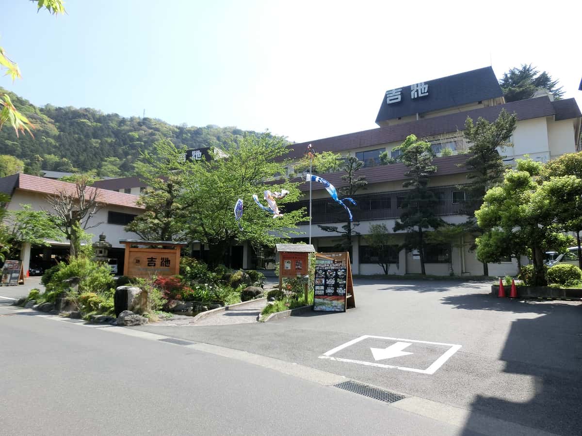 Einfahrt und Haupthaus des Yoshiike Ryokan in Hakone-Yumoto